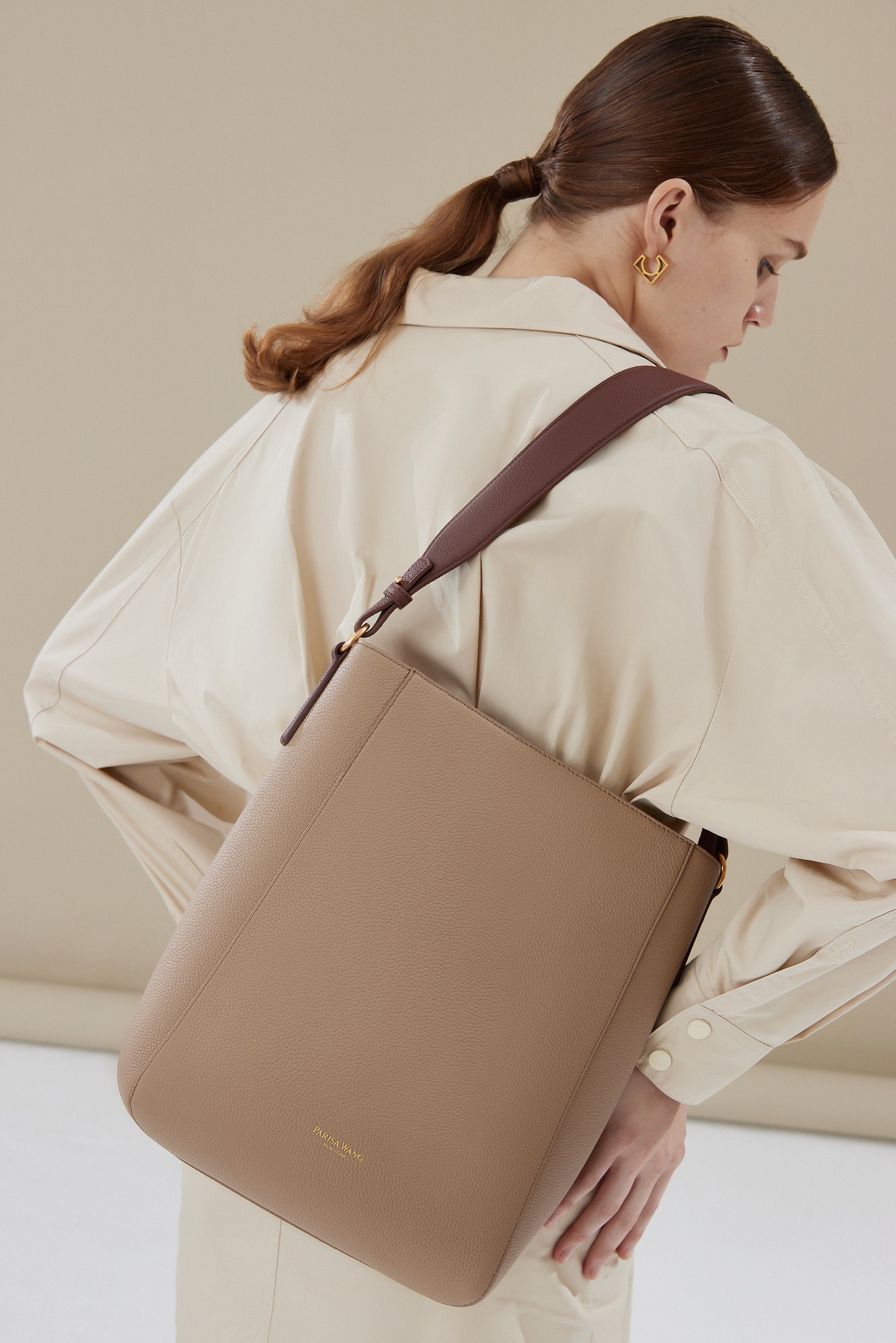 THE BAG REVIEW: LONGCHAMP LE PLIAGE POUCH WITH HANDLE IN GRENADINE